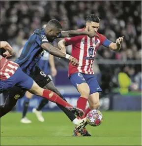  ?? FOTO: AP ?? Koke, capitán del Atlético, durante una jugada del partido ante el Inter