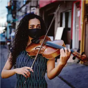  ?? Rubens Cavallari/folhapress ?? A violista Nicoli Martins entrou no Instituto Baccarelli aos 10 anos e hoje é bacharel em viola; ela ainda toca na orquestra e dá aulas em Heliópolis