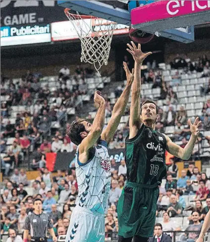  ?? FOTO: EFE ?? Alberto Corbacho trata de defender a Nogués en una acción del partido del domingo en Badalona