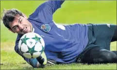  ??  ?? VETERANO. Casillas, durante un entrenamie­nto del Oporto.