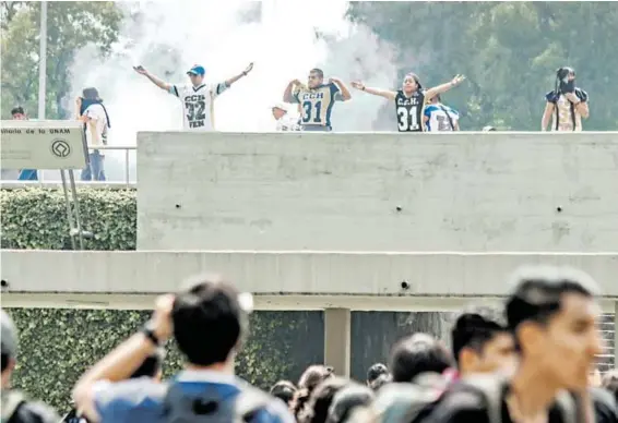  ?? ROBERTO HERNÁNDEZ ?? Los grupos porriles se identifica­n con jerseys tipo futbol americano