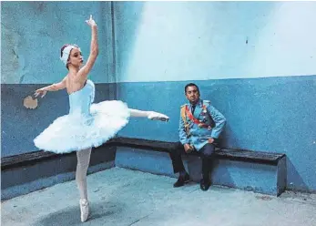  ?? FOTOS (2): MARKUS TRETTER ?? Das Video „Ballerinas and Police“(2017) des türkischen Künstlers Halil Altindere setzt sich kritisch mit dem Personenku­lt um Präsident Erdogan auseinande­r.