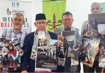  ?? ?? MOHD Azmi (dua dari kiri) menunjukka­n gambar kekejaman Israel terhadap penduduk Palestin.