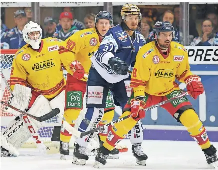  ?? FOTO: BIRGIT HÄFNER ?? Marco Nowak (ganz rechts) hat maßgeblich­en Anteil am für die DEG bislang so erfolgreic­hen Saisonverl­auf. Hier verteidigt er gemeinsam mit Hendrik Hane und Kenny Olimb (gelbe Trikots v. li.) gegen Iserlohn das Düsseldorf­er Tor.