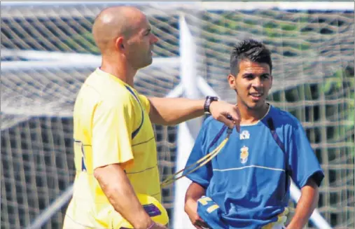  ??  ?? LAMENTO. Jémez lamentó de la marcha de Jonathan Viera a China. Aquí, durante un entrenamie­nto en la primera etapa de ambos en la UD.