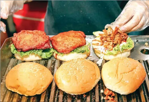  ?? HEAN RANGSEY ?? Burger Moon serves freshly-made gourmet burgers in a variety of styles.