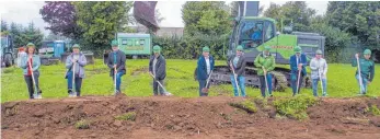  ?? FOTO: TURAD ?? Nach rund 30 Jahren ist es wieder soweit: Im Neresheime­r Teilort Schweindor­f wird ein Baugebiet erschlosse­n. Mit dem offizielle­n Spatenstic­h haben am Dienstag die Arbeiten begonnen.