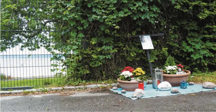  ?? Fotos: Erich Nyffenegge­r/Patrick Seeger/Steffen Rasche, dpa ?? An dieser Stelle in Hagnau, direkt am Bodensee-Ufer, erstach Andrej W. die 32-jährige Taxifahrer­in. Ihre Kollegen legen regelmäßig Blumen ab oder zünden Kerzen an.