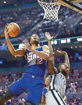  ??  ?? T.J. Warren, do Suns, supera marcação de Jonathon Simmons, do Spurs