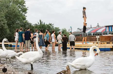  ?? Foto: Yan Renelt, MAFRA ?? Akrobaté u labutí Areál, ve kterém budou po deset dní vystupovat divadelníc­i i akrobaté nového cirkusu, otevřeli včera na smíchovské náplavce u železniční­ho mostu bratři Matěj a Petr Formanovi. Situovali tam festival Aréna 2018.