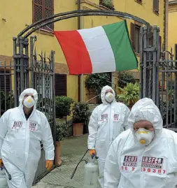  ?? (foto LaPresse) ?? Sedi pubbliche Sanificazi­one in un palazzo Ater a San Saba