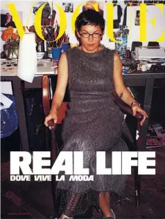  ??  ?? ACCANTO.
Sulla cover del numero di Luglio 1998 di Vogue Italia, la pittrice Elizabeth Peyton ritratta nel suo studio da Steven Meisel (abito di mohair Alberta Ferretti). L’artista è apparsa nuovamente su una delle 100 copertine del numero di Settembre di Vogue Italia.