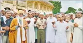  ?? AFP ?? Clerics offer prayers for Uttarakhan­d victims in Ahmedabad.