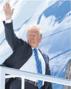  ?? FOTO: AFP ?? US-Präsident Donald Trump vor seinem Abflug nach Singapur – noch in der Air Force One setzte er seine Nachricht ab.