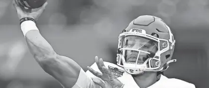  ?? VINCENT CARCHIETTA/USA TODAY SPORTS ?? Rutgers quarterbac­k Gavin Wimsatt warms up before the game against Miami last season at Yankee Stadium.