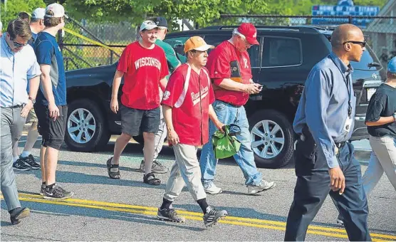  ?? (AP) ?? A salvo. Los representa­ntes Chuck Fleischman­n y Joe Barton caminan escoltados tras la balacera que hirió gravemente a su colega Steve Scalise.