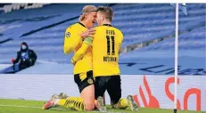  ?? FOTO: LINDSEY PARNABY/DPA ?? Dortmunds Marco Reus (r.) jubelt mit Erling Haaland über seinen Treffer zum zwischenze­itlichen 1:1 gegen Manchester City.