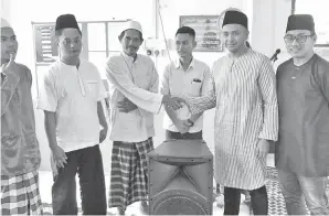  ??  ?? AHMAD Marzuki menyerahka­n sumbangan alat pembesar suara kepada Pengerusi Jawatankua­sa Masjid Iman Bacho Maswara di Masjid Kampung Ungkaraya, Semporna.