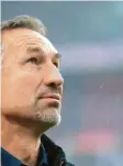  ?? Foto: dpa ?? Gut möglich, dass Kölns Trainer Achim Beierlorze­r den Auftakt macht und als erster Trainer dieser Bundesliga-Saison seinen Stuhl räumen muss.