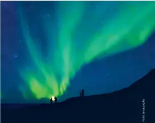  ??  ?? Tromsø (abaixo) é o principal destino norueguês para assistir o espetáculo da aurora boreal. Na região, os roteiros incluem ainda ilhas como Vesterålen e Lofoten (acima) que apresentam belos cenários.