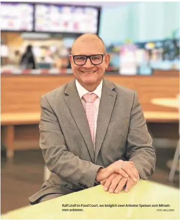  ?? FOTO: MELCHIOR ?? Ralf Lindl im Food Court, wo leidglich zwei Anbieter Speisen zum Mitnehmen anbieten.