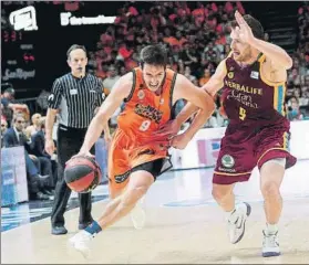  ?? FOTO: EFE ?? Van rossom intenta superar por velocidad a Mekel. El flamenco brilló en la Fonteta