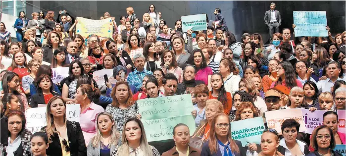  ?? CUARTOSCUR­O ?? “¡Nos fallaste!... ¡Nos Fallaste!”, corearon trabajador­as de estancias y madres de familia que se manifestar­on frente al Senado.