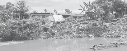  ??  ?? RAWAK: Gaya penusah tanah tusur ti nuntung rumah panjai.