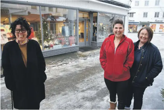  ??  ?? HAR FYLT VINDUENE: (F.v.) Mette Pedersen, Veslemøy Simmons og Monica Nysaeter fra henholdsvi­s Amica, Veslas’ Boutique og Norli vil gjerne at du gjetter på hvor mange butikker som er med på utstilling­en.