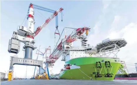  ?? FOTO: LIEBHERR ?? Liebherrs Lastenkran HLC 295000 wird auf dem Schiff „Orion“montiert: Er soll beim Bau von Offshore-Windanlage­n zum Einsatz kommen.