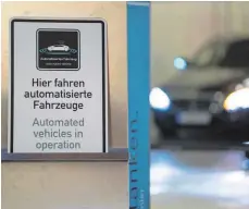  ??  ?? In einem Pilotproje­kt erproben Bosch und Daimler fahrerlose­s Parken im Parkhaus.