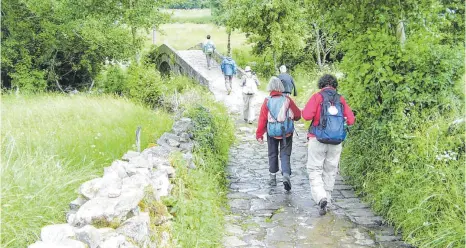  ?? FOTO: JÖRG VOGELSÄNGE­R/DPA ?? Das Wetter stimmt und Pilgerherb­ergen wie das Cursillo-Haus St. Jakobus haben wieder geöffnet.