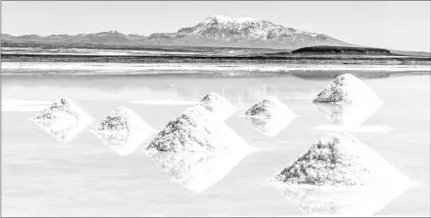  ??  ?? Photo shows a salt mine in Bolivia where lithium can be found.