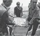  ?? PRADITA UTAMA/EPA-EFE ?? Indonesian­s recover Lion Air Flight 610’s data recorder Saturday.