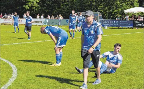  ?? FOTO: MANFRED SENDLINGER ?? Die Enttäuschu­ng über die Pleite ist Bernd Schmid (vorne), dem Trainer des SV Gebrazhofe­n, und den Spielern anzusehen.