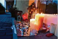  ?? Fotos: Silvio Wyszengrad ?? Kerzen erinnern an das Ehepaar, das nach Ansicht der Polizei gemeinsam aus dem Leben scheiden wollte.