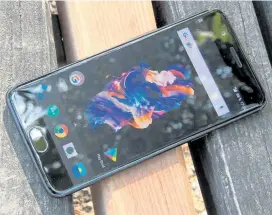  ??  ?? Im Test kann das One Plus 5 besonders mit seiner auffällig starken Performanc­e punkten.