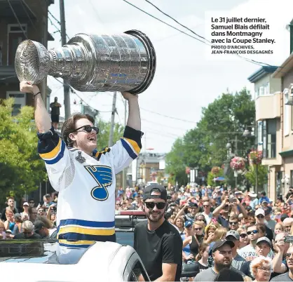  ?? PHOTO D’ARCHIVES, JEAN-FRANÇOIS DESGAGNÉS ?? Le 31 juillet dernier, Samuel Blais défilait dans Montmagny avec la Coupe Stanley.