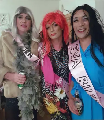  ??  ?? Art Kavanagh, Benoit Lorge and Clifden Moore dressed to do their damndest in the ‘lovely girls’ contest being held in Kenmare on Sunday night.