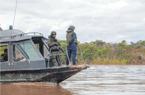  ?? FOTO: JOAO LAET/AFP ?? Angehörige einer Taskforce suchen nach dem vermissten Journalist­en Dom Phillips im Amazonas-Gebiet.
