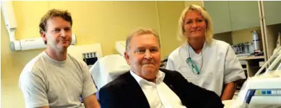  ?? FOTO: ARKIV ?? OVERGANG: Sigurd Holthe (i midten) gikk av med pensjon i 2016. Tannlegeas­sistent Aaslaug Føreid fulgte med da Esben Malde tok over praksisen.