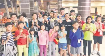  ??  ?? Miri swimmers with their medals during the recent Hornbill Cup Championsh­ip. Also seen are Kristen Chong (front row, second right) and Hubert Ho (back row, right).