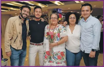  ??  ?? Doña Geny fue recibida con los brazos abiertos por familiares, amigos y gente que la reconoció, en el aeropuerto de la ciudad de Mérida