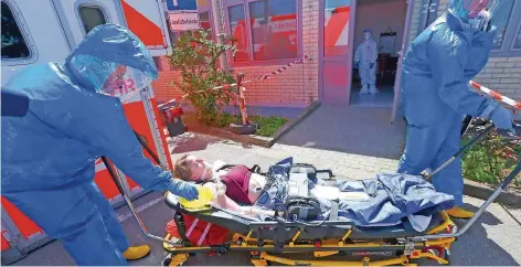  ?? FOTO: BECKERBRED­EL ?? Spezialist­en aus Frankfurt reisten eigens nach Saarbrücke­n, um den vermeintli­chen Ebola-Patienten zu übernehmen.