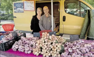  ??  ?? Marie-claire et Pascal, producteur en ail, échalote et oignon rouge et jaune