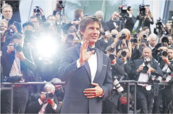  ?? Clemens Bilan / Efe ?? Tom Cruise, a l’arribar al Palais des Festivals per assistir a la projecció de ‘Top Gun: Maverick’, en la 75a edició del festival de Cannes, ahir.