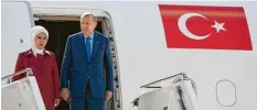  ?? Foto: Bernd von Jutrczenka, dpa ?? Ankunft Donnerstag­mittag in Berlin-Tegel: der türkische Präsident Recep Tayyip Erdogan und seine Ehefrau Emine.