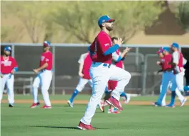  ??  ?? Los jugadores de la novena boricua se ejercitan durante la práctica de ayer. En primer plano, el relevista Juan Carlos Romero.