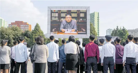  ??  ?? In Nordkoreas Hauptstadt Pjöngjang wurde die Ansprache von Machthaber Kim Jong-un auf großen Bildschirm­en übertragen.