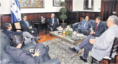  ?? FOTO: CONGRESO NACIONAL ?? El vocero de la Maccih, Juan Jiménez, se reunió con el presidente del CN, Mauricio Oliva, y un grupo de diputados.